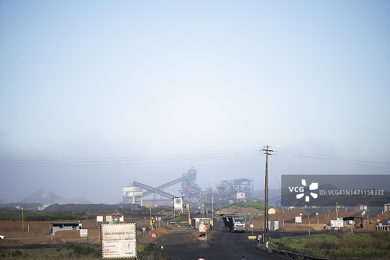 驶出煤矿的卡车图片素材