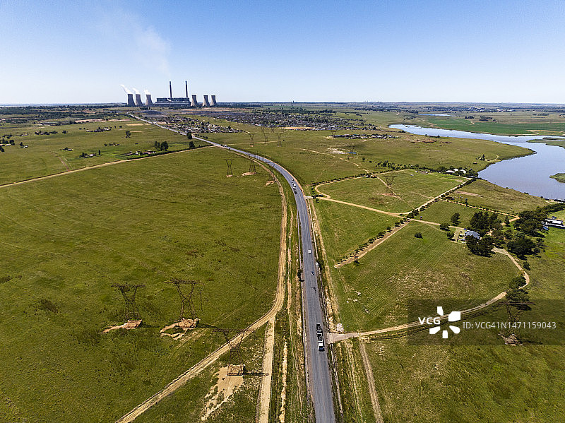 无人机航拍背景为发电站的道路卡车图片素材