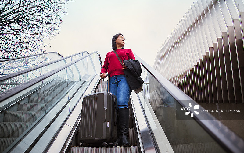 自动扶梯上的女人图片素材