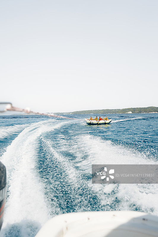 漂浮筏上的管道图片素材