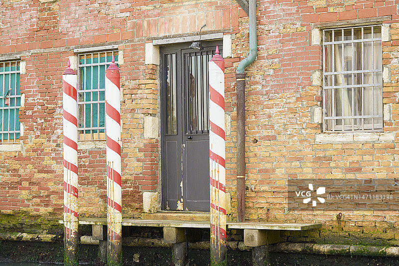 房屋前威尼斯的典型系泊柱图片素材