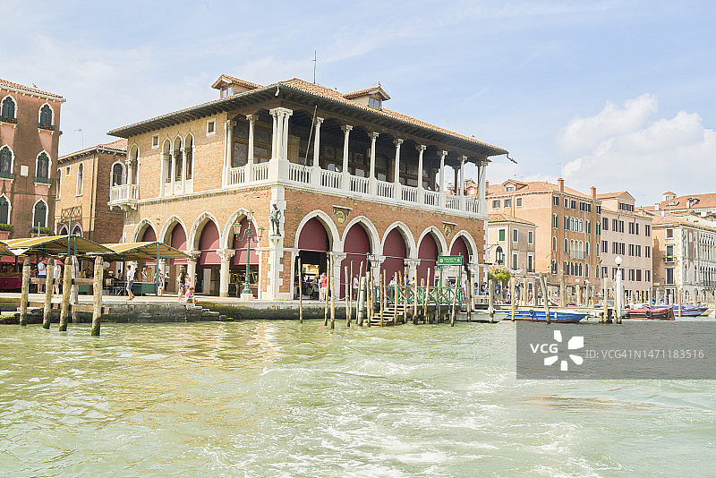 从威尼斯里亚托市场附近的大运河看到的景色图片素材