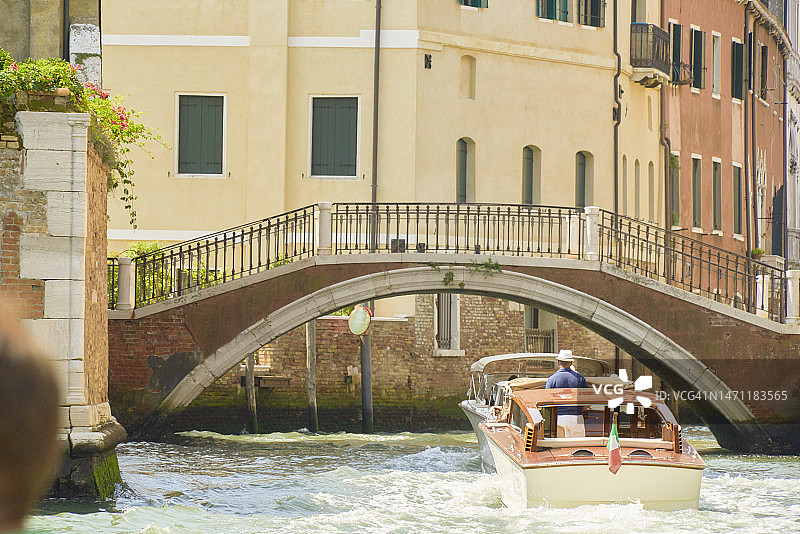 在意大利威尼斯运河中航行的船只图片素材
