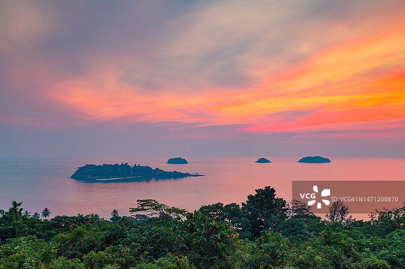 象岛日落美景：Kai Bae观景点，俯瞰大海与阁曼奈岛图片素材
