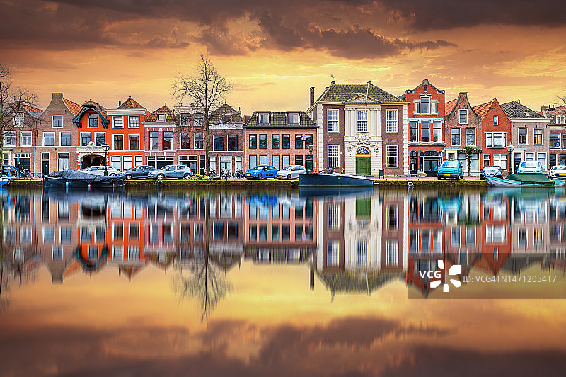 荷兰莱顿的日落云彩图片素材