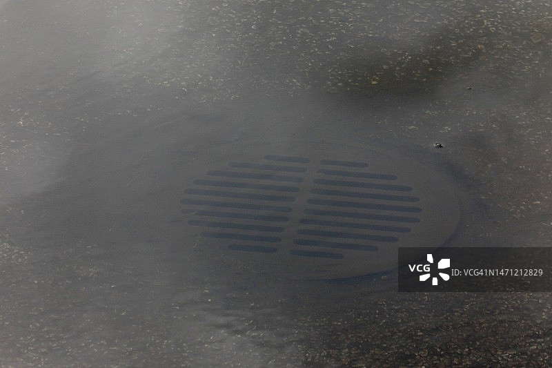 水下堵塞的下水道图片素材