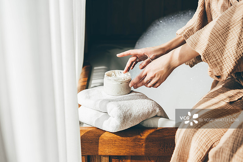 女人在浴室涂抹护肤霜呵护肌肤图片素材
