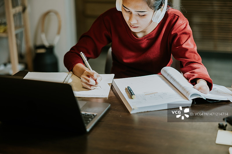 有手部残疾的年轻亚裔女性正在上网课图片素材