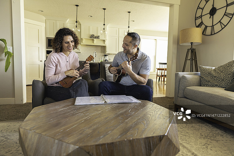 已婚夫妇弹奏尤克里里图片素材
