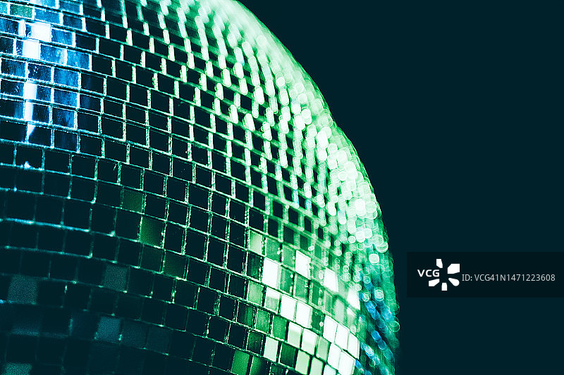 鲜艳的彩色迪斯科球特写，发光粒子图片素材