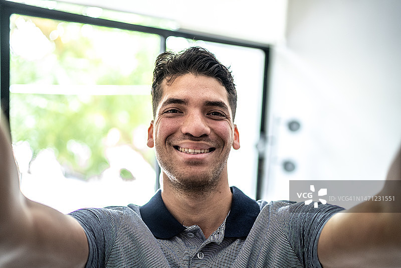 年轻男子在家自拍的肖像 - 相机视角图片素材