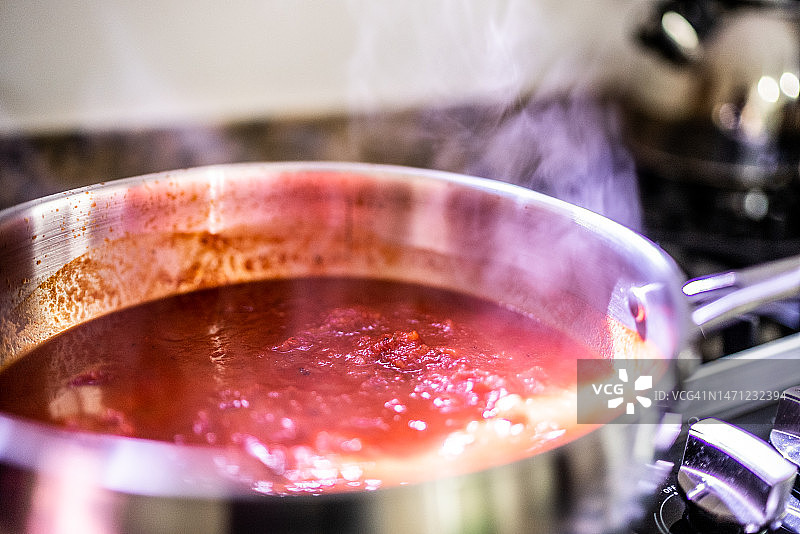 在家用平底锅烹饪的番茄酱特写图片素材