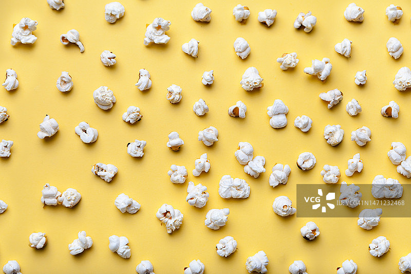 黄色背景上的爆米花图片素材