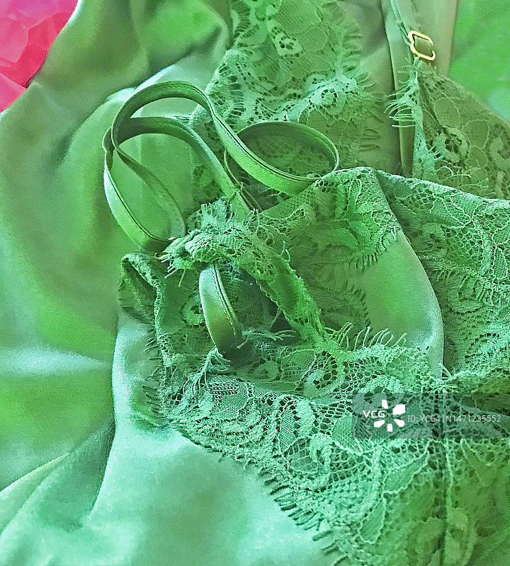 一件带有一丝粉色的丝绸绿色睡衣特写图片素材