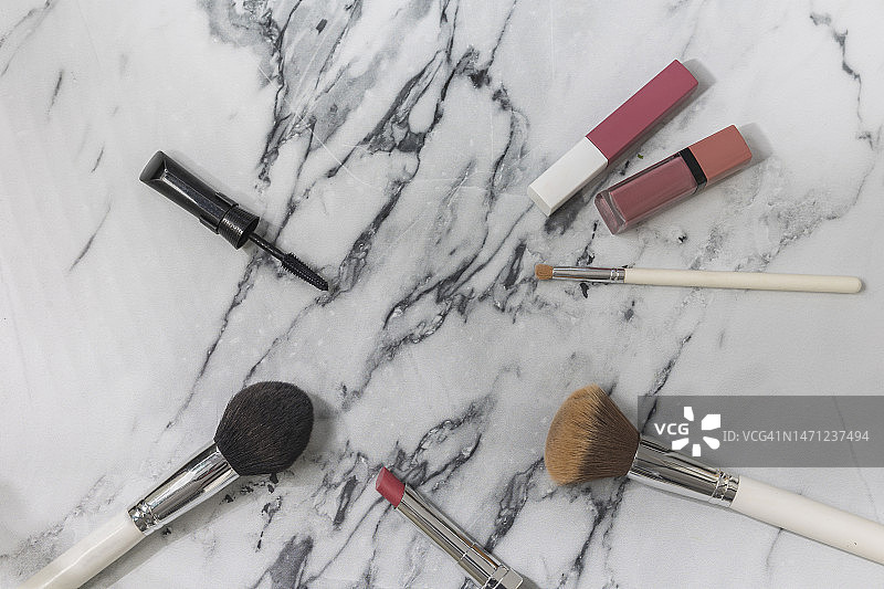 多种化妆品和配饰在大理石背景上图片素材
