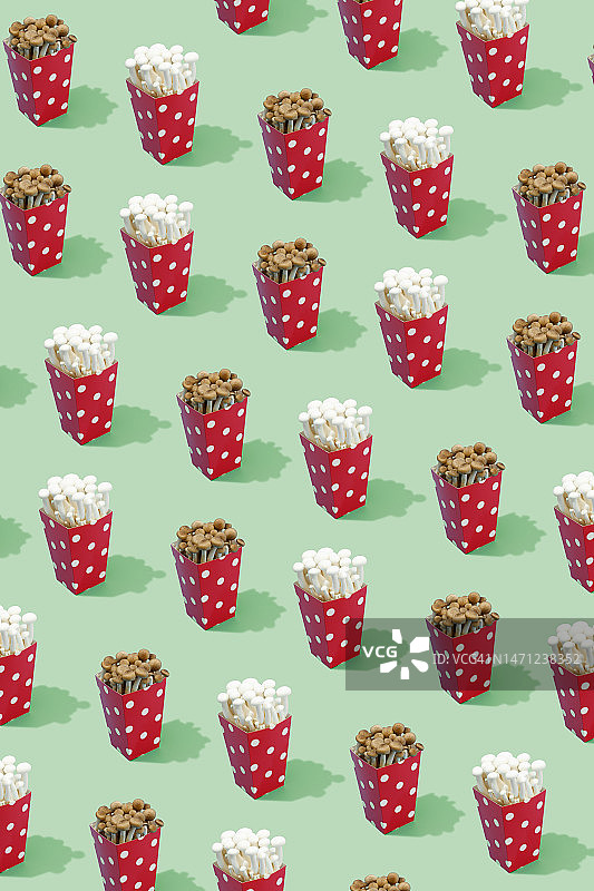 绿色背景中红色圆点桶里重复出现的棕色和白色真姬菇（山毛榉）——纯素食品图片素材