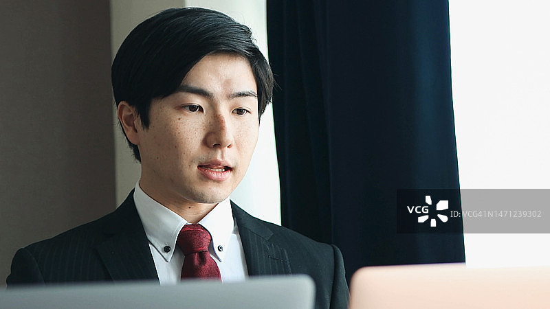 年轻商务男士视频通话图片素材