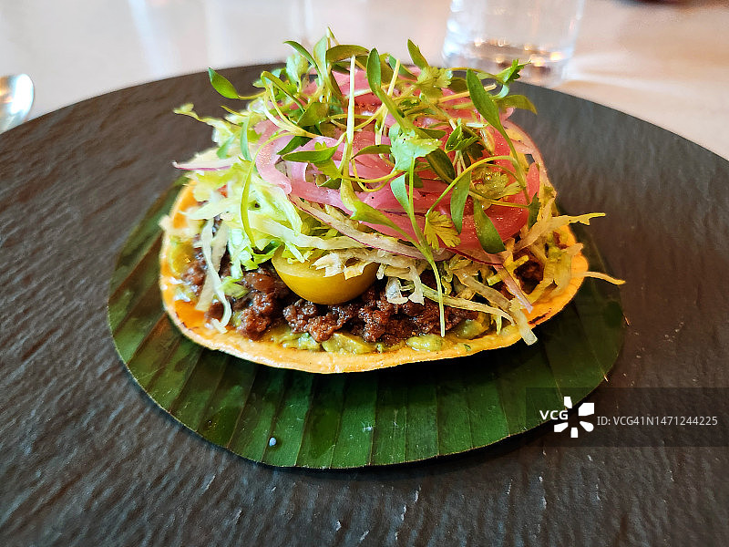 牛肉玉米饼配香菜和腌洋葱美食图片素材