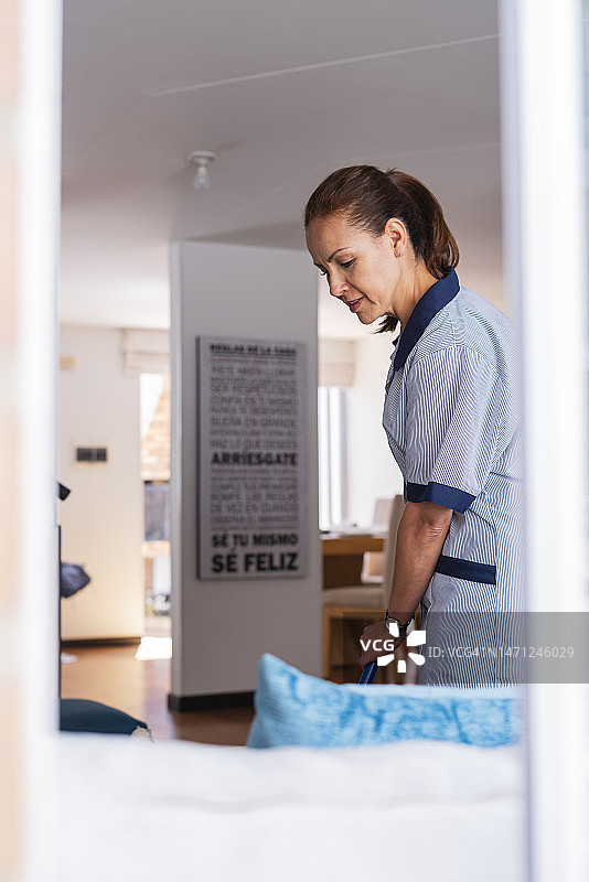 工作中专业的清洁女工图片素材