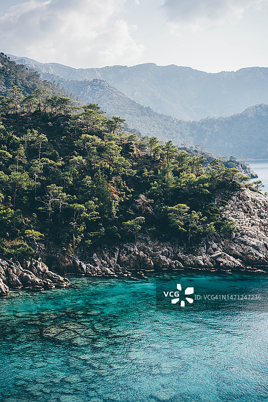土耳其岩石海岸线全景，水晶般清澈的海水图片素材