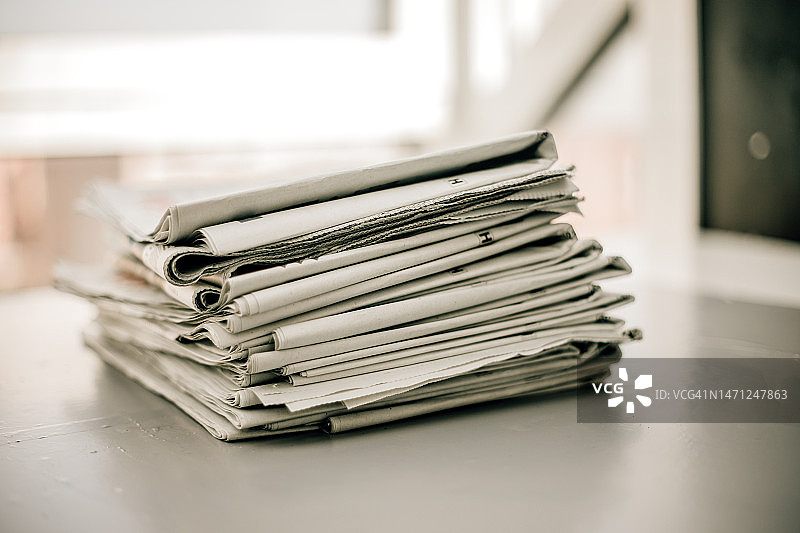 堆叠报纸待回收图片素材
