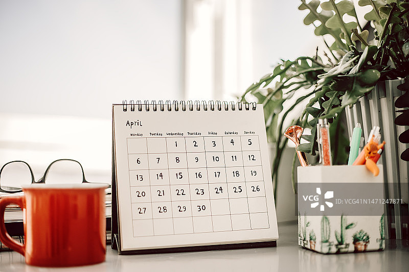 女性桌面上的四月日历图片素材