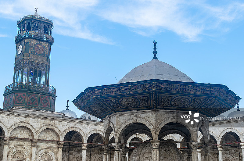古老的钟楼和沐浴圆顶图片素材