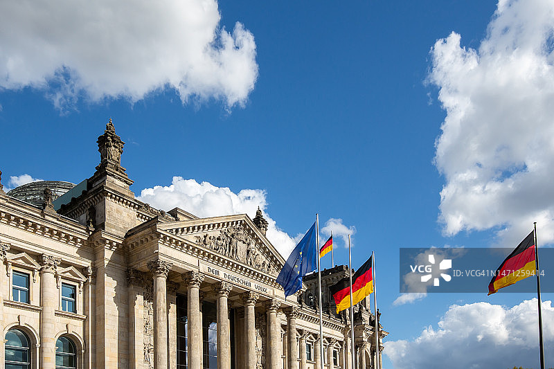 柏林德国国会大厦及旗帜图片素材