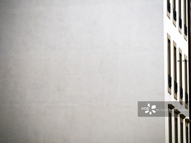 瑞士日内瓦住宅楼白色山墙和窗户的特写图片素材