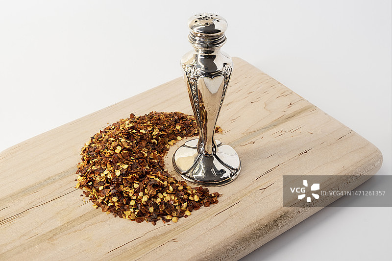 带胡椒瓶的干红辣椒碎图片素材