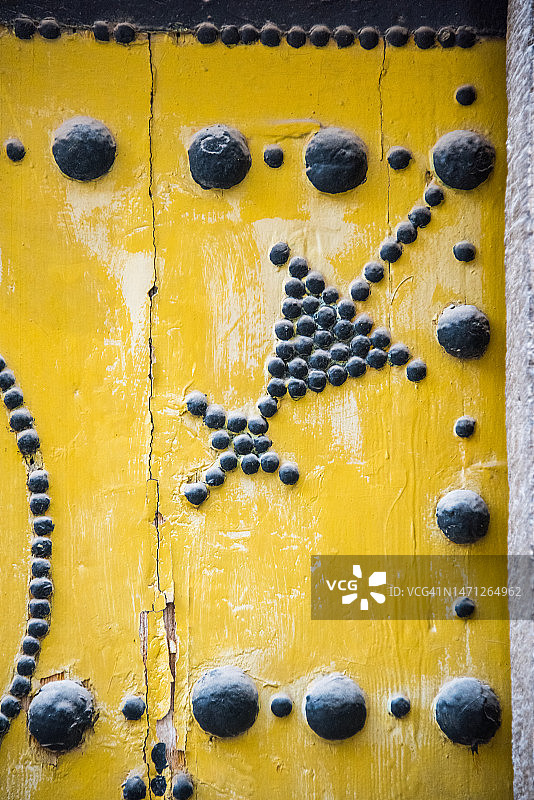 突尼斯华丽的黄色大门图片素材