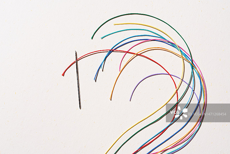 从人群中穿过针眼的红线图片素材