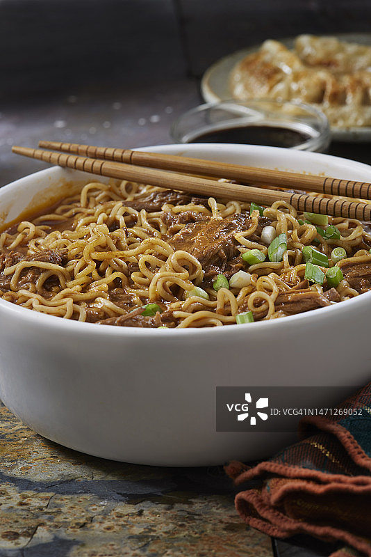 啤酒拉面配红烧牛肉图片素材