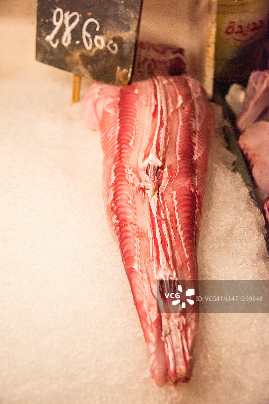 市场上出售的突尼斯生鱼图片素材
