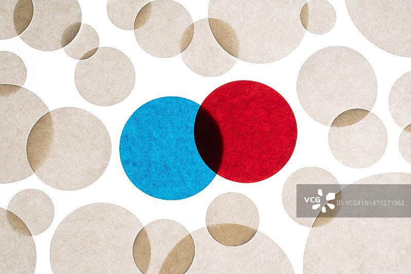 白色纸张上重叠的独特红蓝圆形纸片图片素材