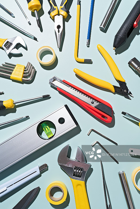 蓝色背景上的各种DIY手动工具图片素材