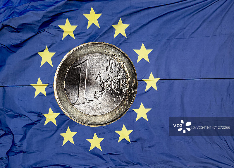 欧盟旗帜与一欧元硬币图片素材
