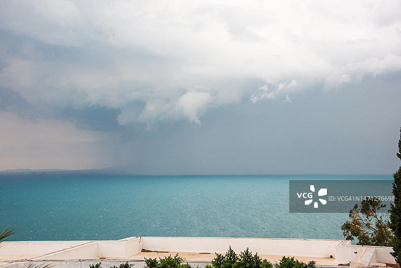 突尼斯湾上空的暴风雨天空图片素材