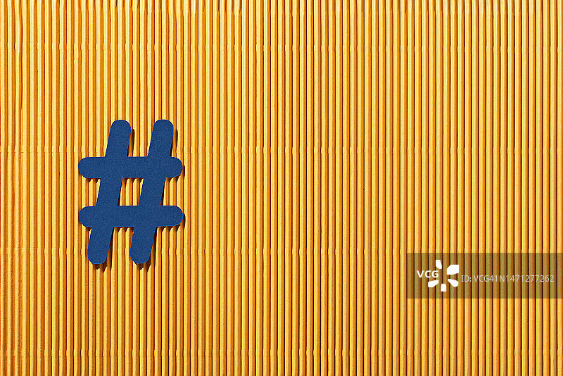 蓝色#号纸工艺品，留白空间图片素材