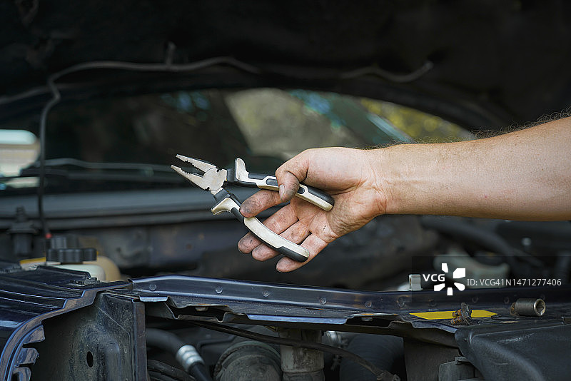 手持钳子图片素材