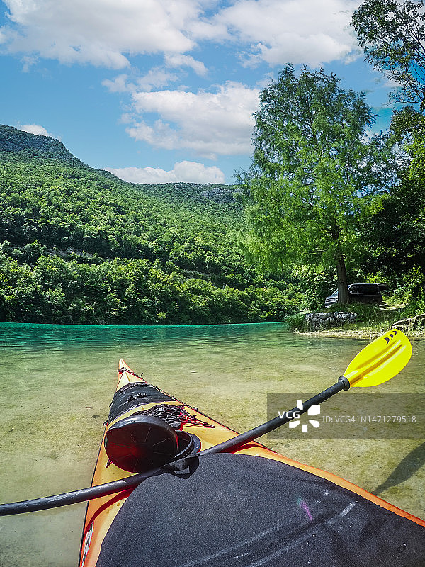 在索卡河上进行皮划艇探险图片素材
