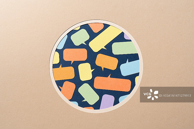 聚焦于多个对话气泡的圆形剪纸图片素材