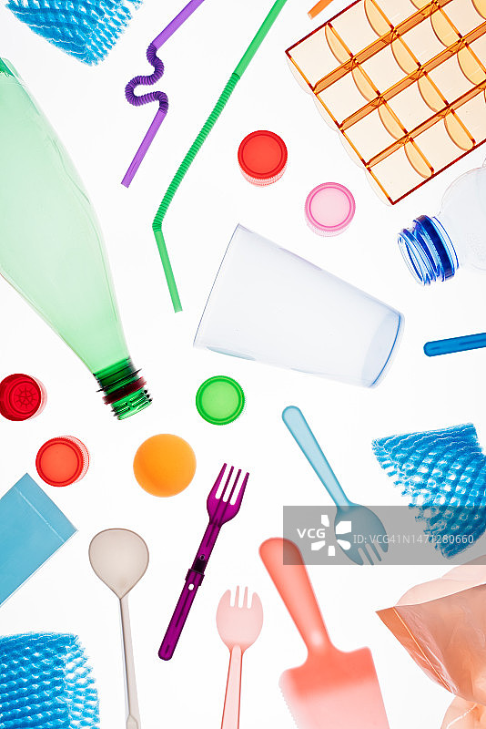 白色背景上各色塑料垃圾的俯视图图片素材