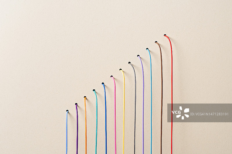 由连接绳索组成的上升条形图图片素材