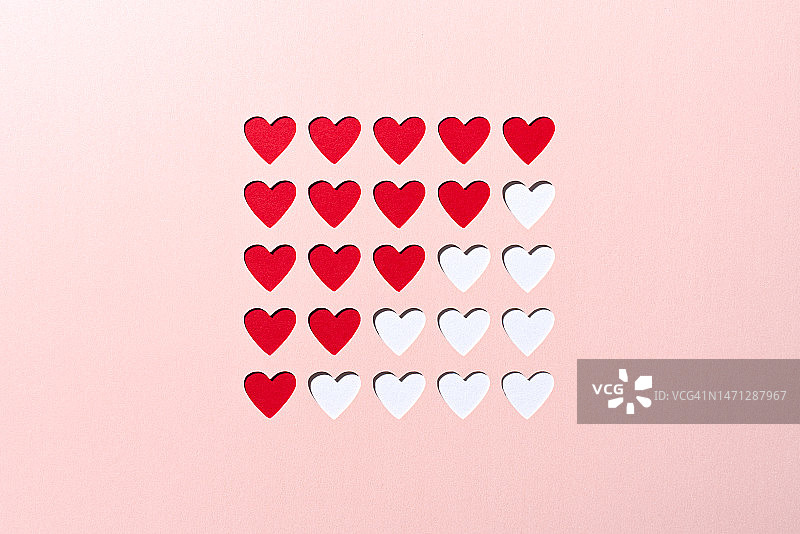 递减的心形评分纸工艺，满意度评价概念图片素材