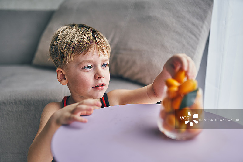 吃柑橘类水果的帅气男孩图片素材