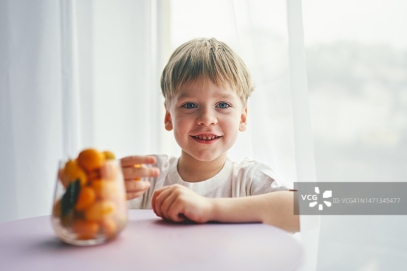 吃柑橘类水果的帅气男孩图片素材