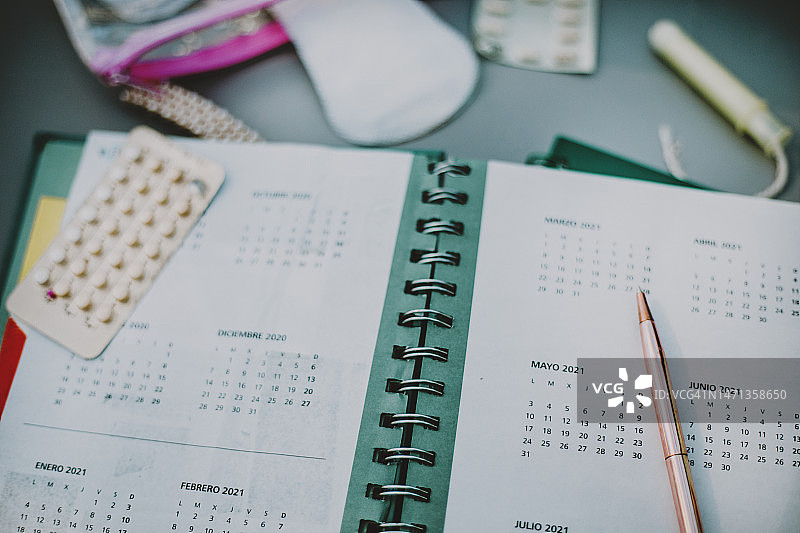 棉条、棉签和化妆棉月经周期日历图片素材