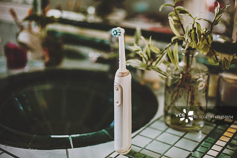 浴室里的电动牙刷图片素材