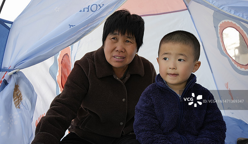 孩子和奶奶在帐篷里玩耍图片素材